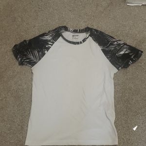 1 short sleeve shirt.